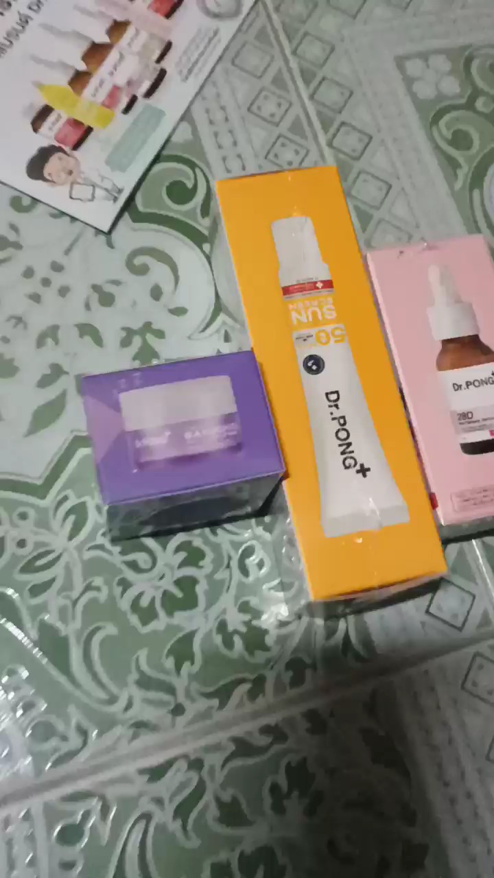 reviewDr.Pong Hyaluronic Ultra Light Sunscreen with Aquatide SPF50 PA+++ ครีมกันแดดหน้าสูตรอ่อนโยน comment 0